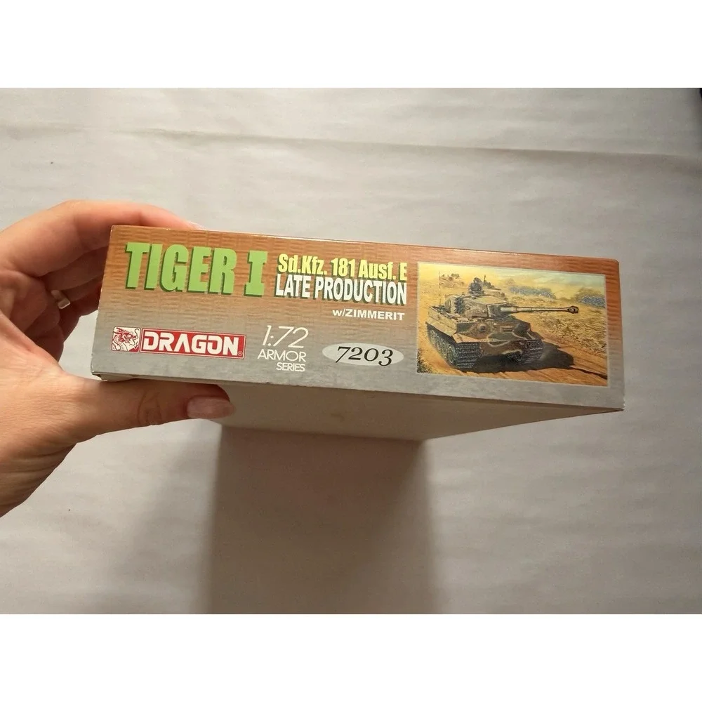 Dragon 7203 Tiger I Late Production w/ Zimmerit 1:72 Scale Armor Model Kit Open